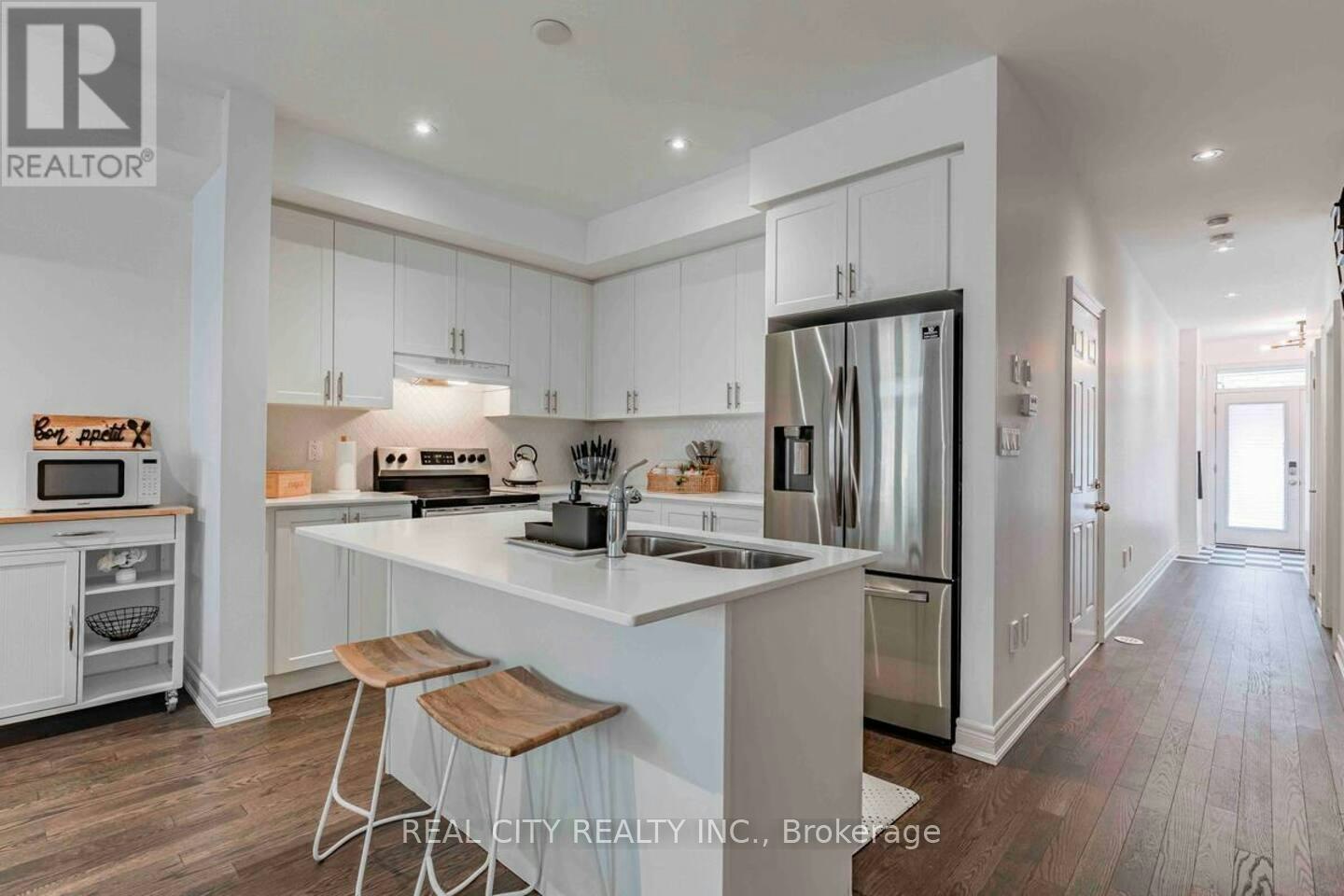 48 Hiawatha Court, Vaughan, ON, L4L 0J2 2