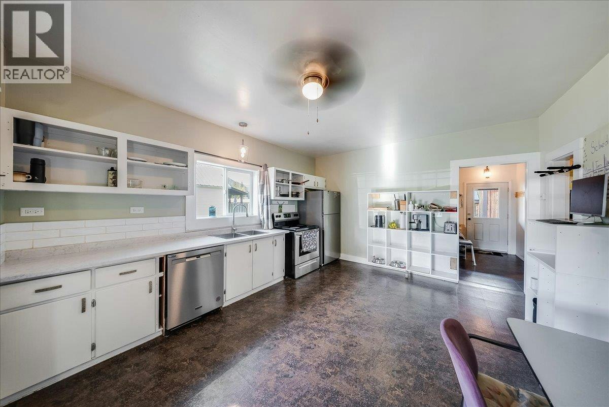 514 Davies Avenue, Salmo, BC, V0G 1Z0 - 21
