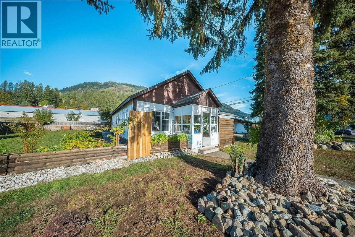 514 Davies Avenue, Salmo, BC, V0G 1Z0 - 8