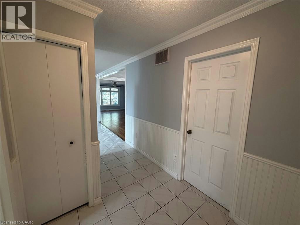37 Elora Drive, Hamilton, ON, L9C 6T4 - 9