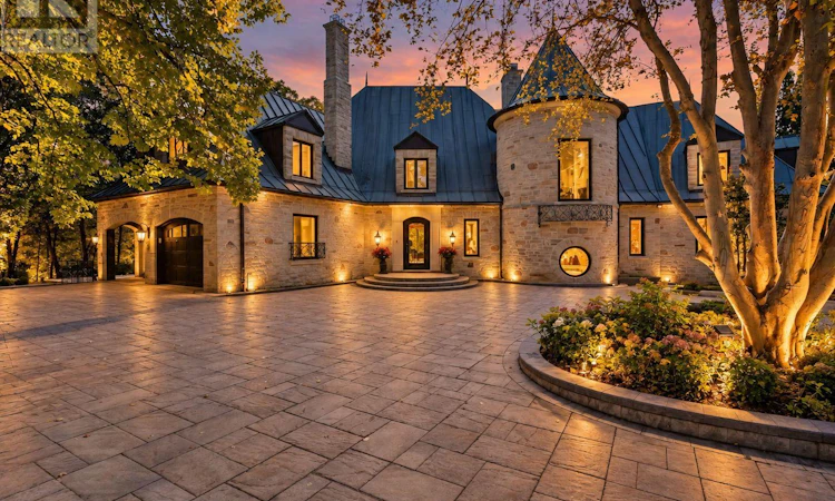 25 Tudor Gate