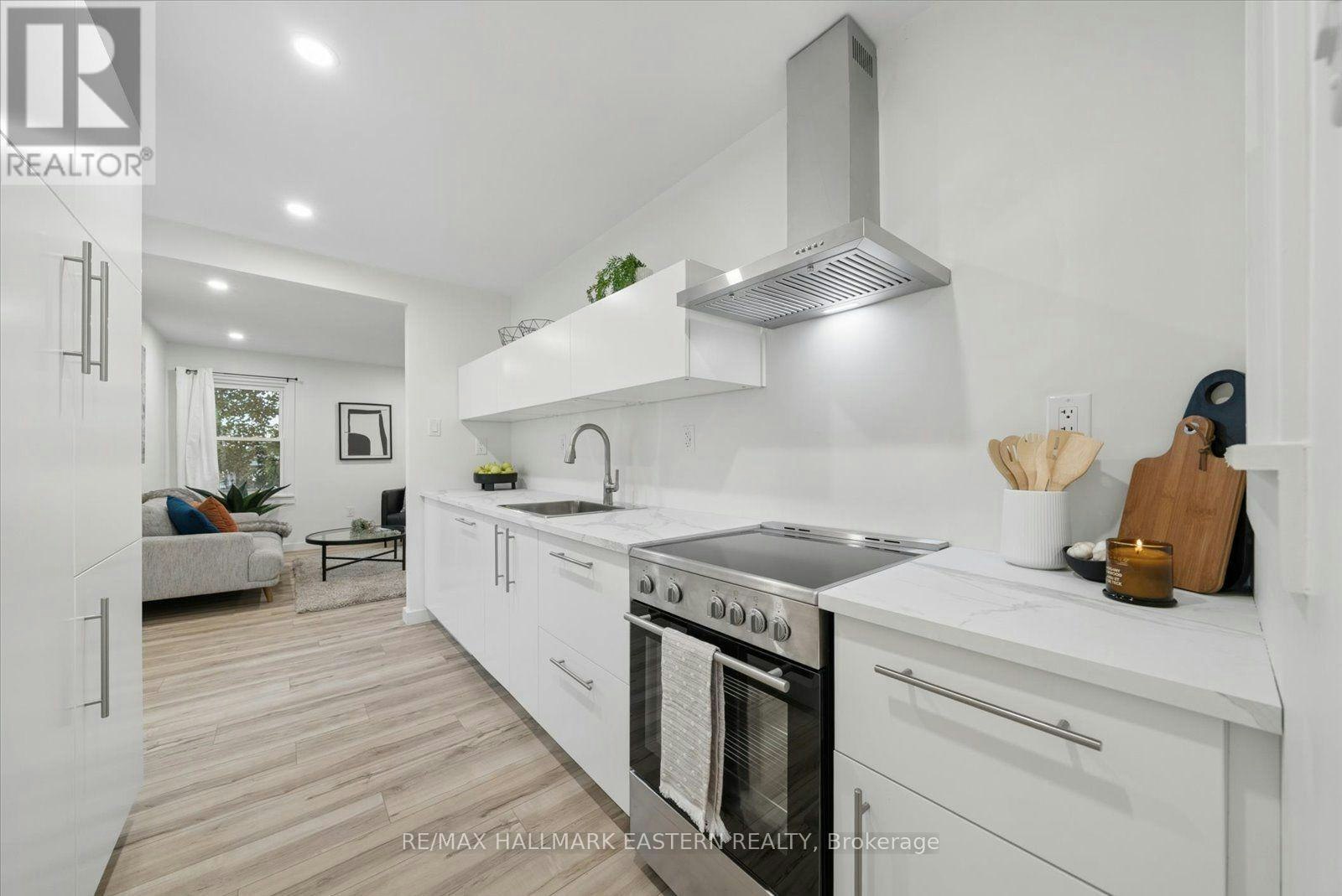 482 Wellington Street W