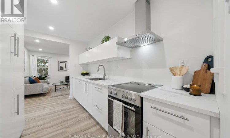 482 Wellington Street W