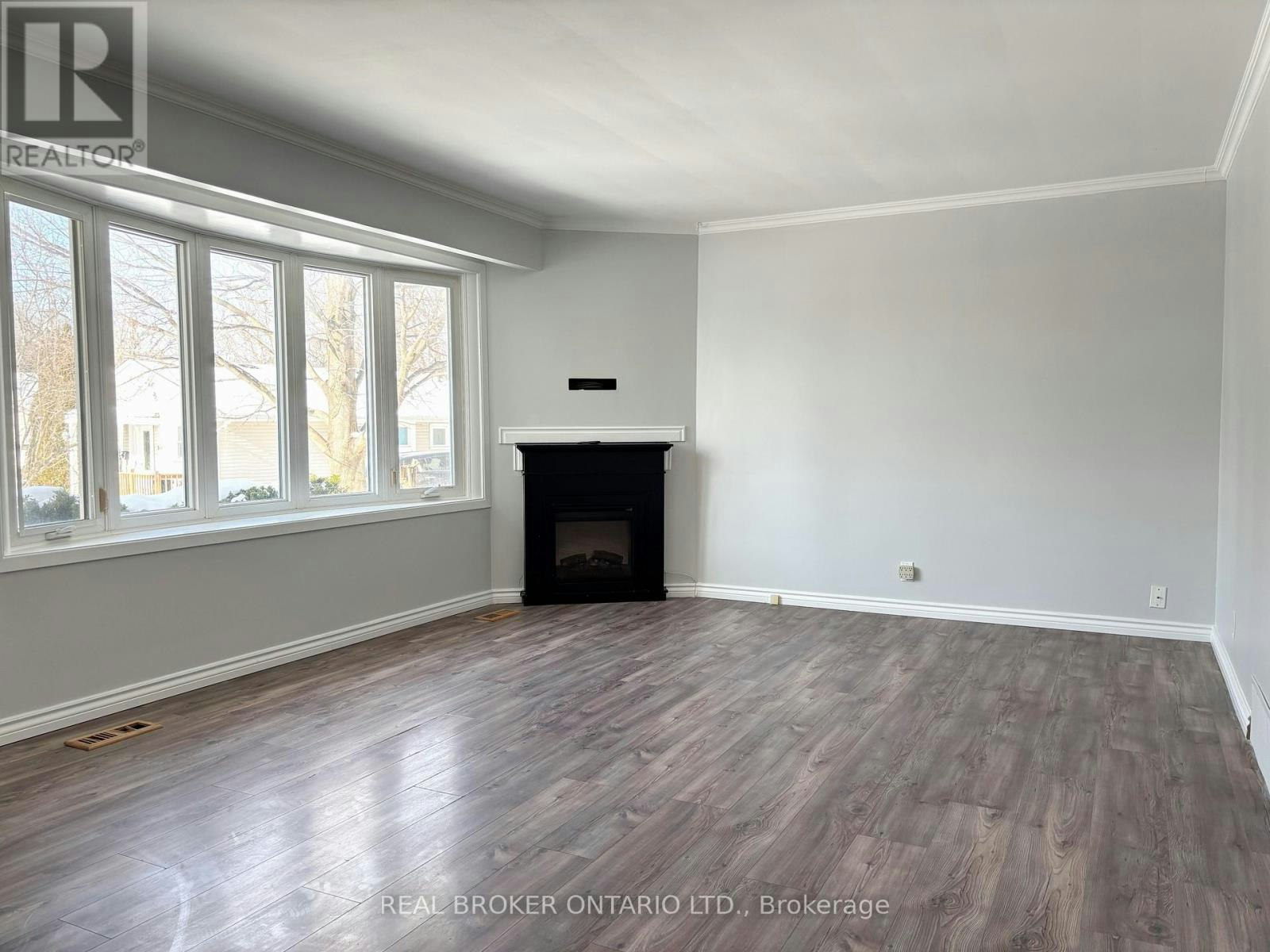 MAIN FL-327 Dover Street, Oshawa, ON, L1G 6G7