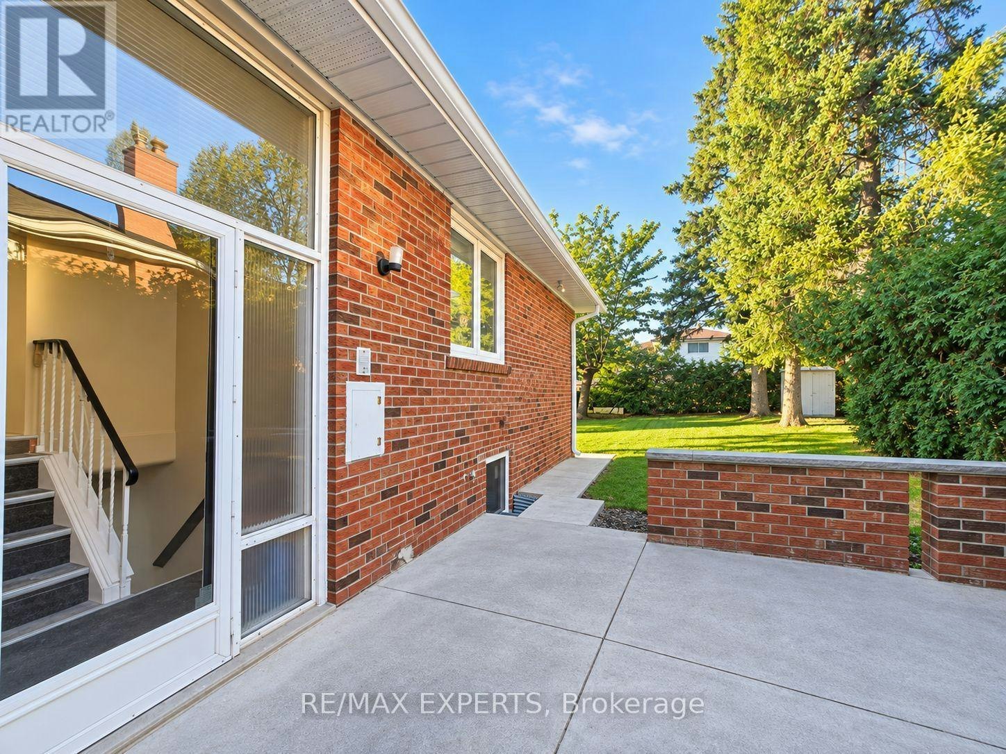 24 Roskell Crescent, Toronto, ON, M3J 1E1 - 2