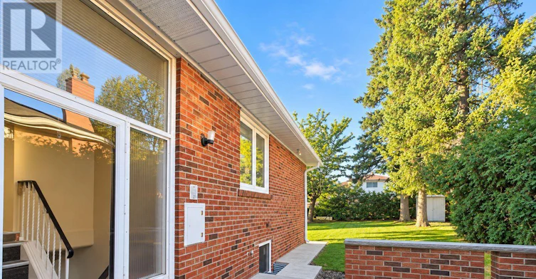 24 Roskell Crescent, Toronto, ON, M3J 1E1 - 2