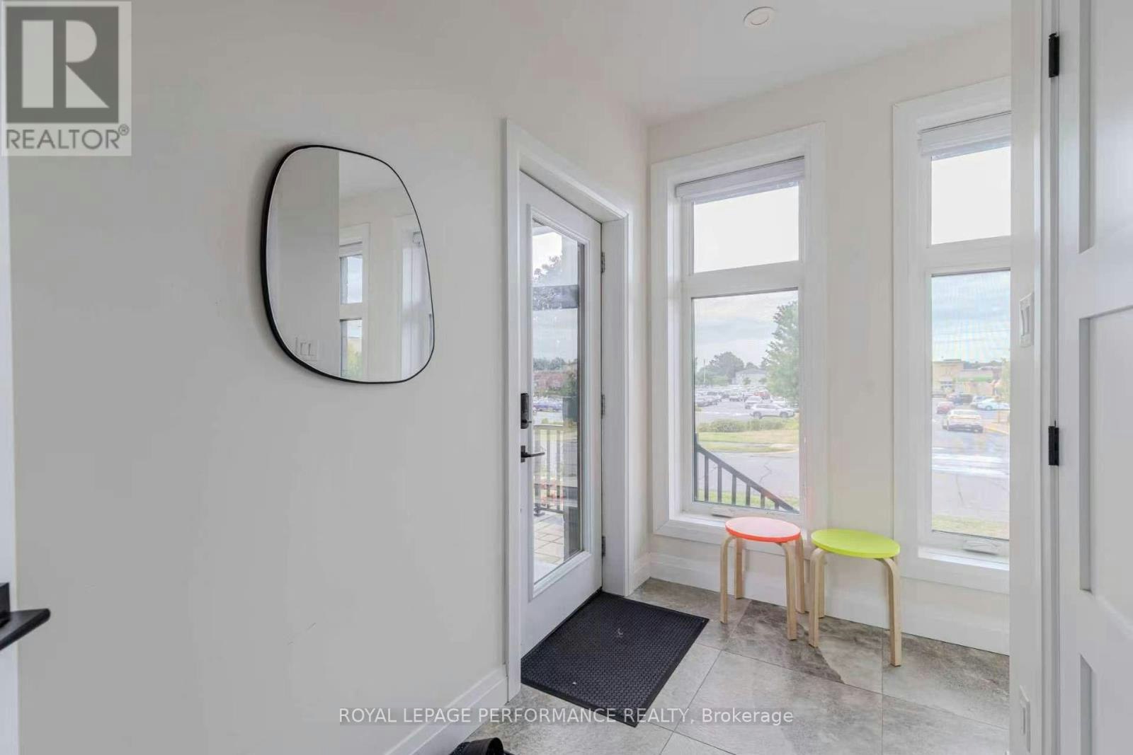 B-819 Aaron Avenue, Ottawa, ON, K2A 3P1 - 3