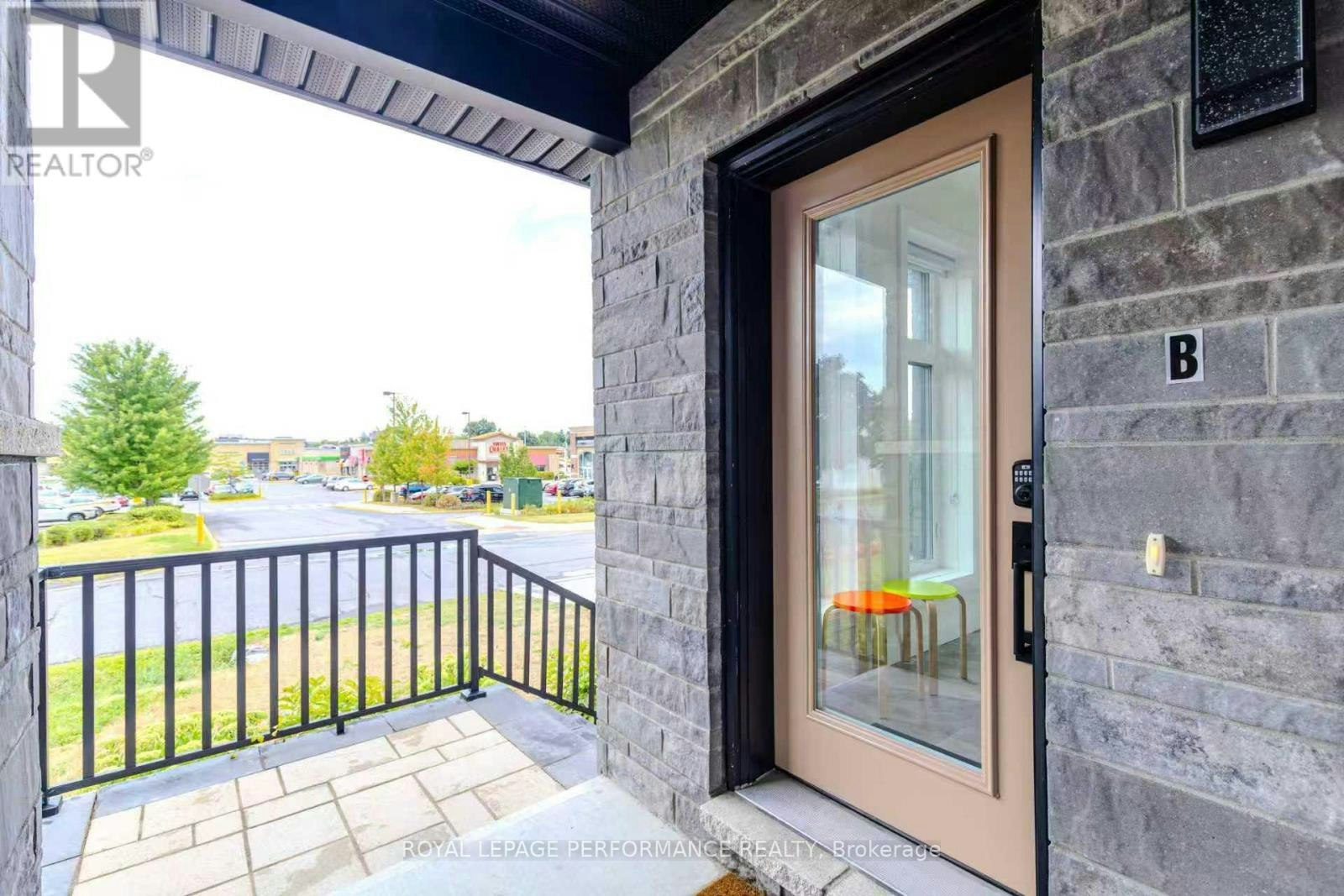 B-819 Aaron Avenue, Ottawa, ON, K2A 3P1 - 2