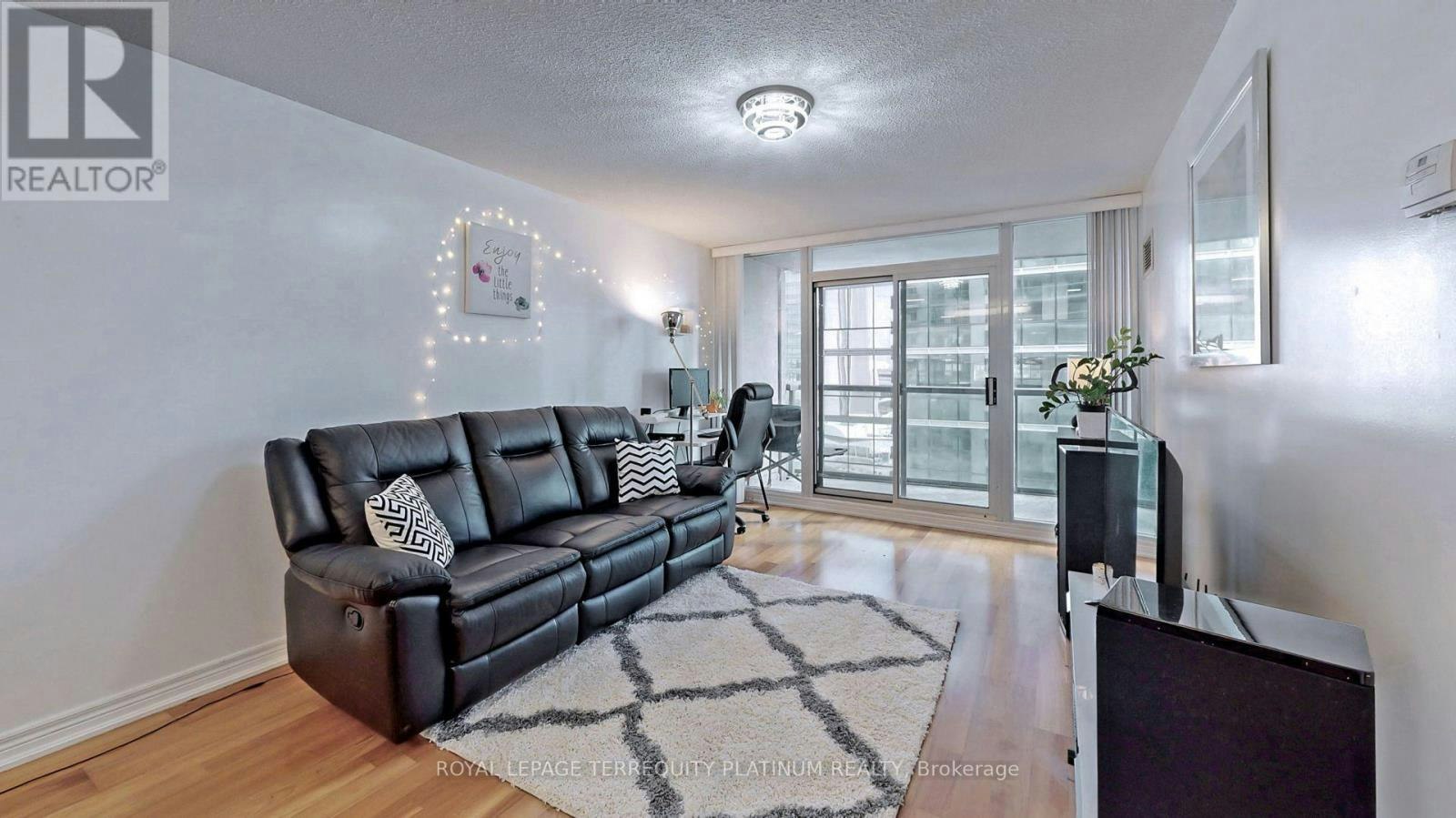 1907-30 Grand Trunk Crescent, Toronto, ON, M5J 3A4 - 3