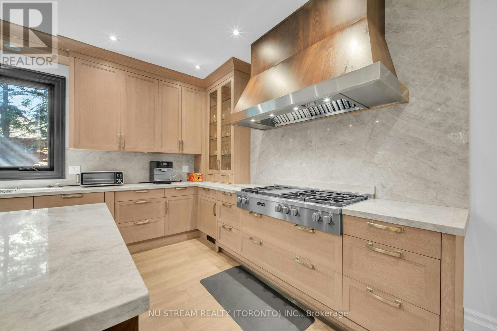 35 Penwood Crescent, Toronto, ON, M3B 3B1 - 12