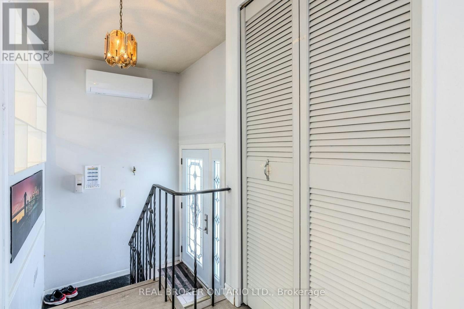 UPPER-23 Lebos Road, Toronto, ON, M2H 2L8 - 3