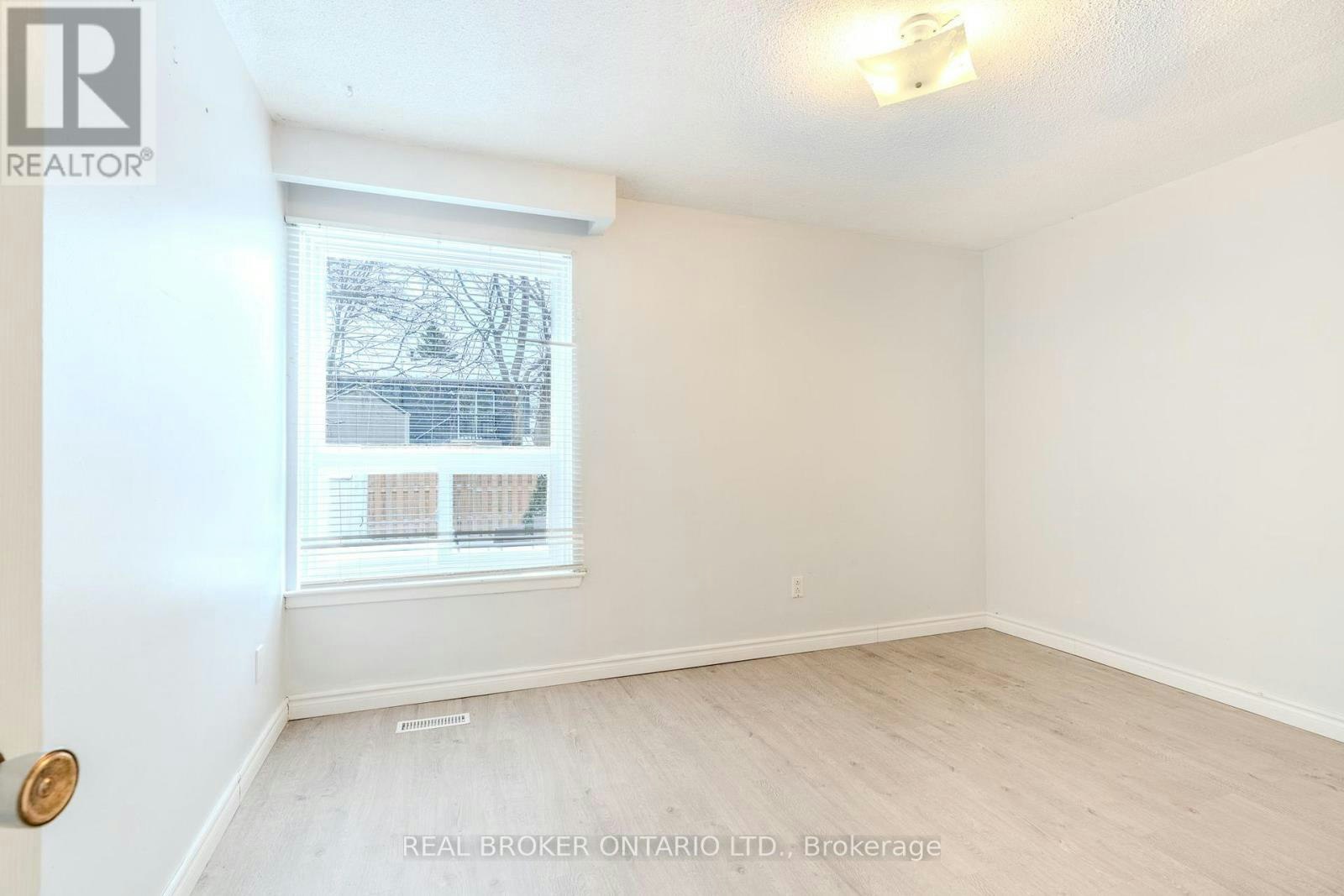 UPPER-23 Lebos Road, Toronto, ON, M2H 2L8 - 22