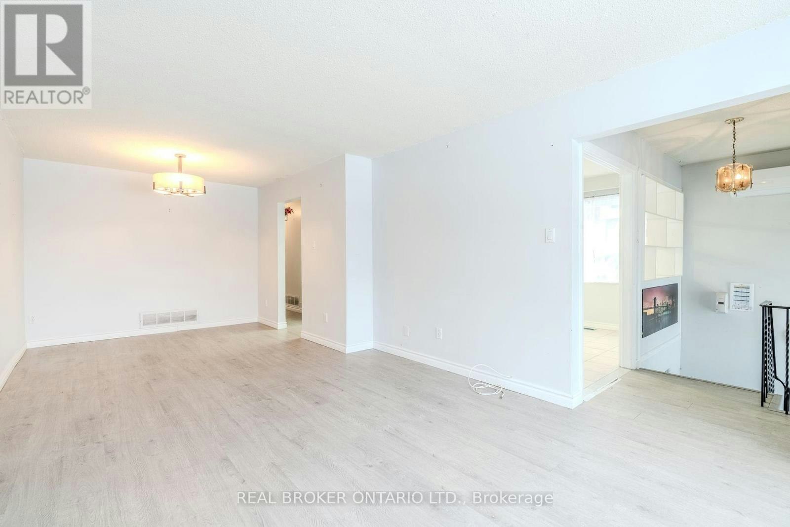 UPPER-23 Lebos Road, Toronto, ON, M2H 2L8 - 5