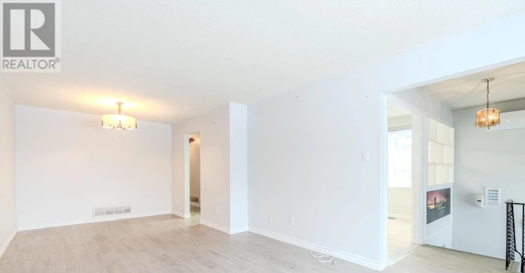 UPPER-23 Lebos Road, Toronto, ON, M2H 2L8 - 5