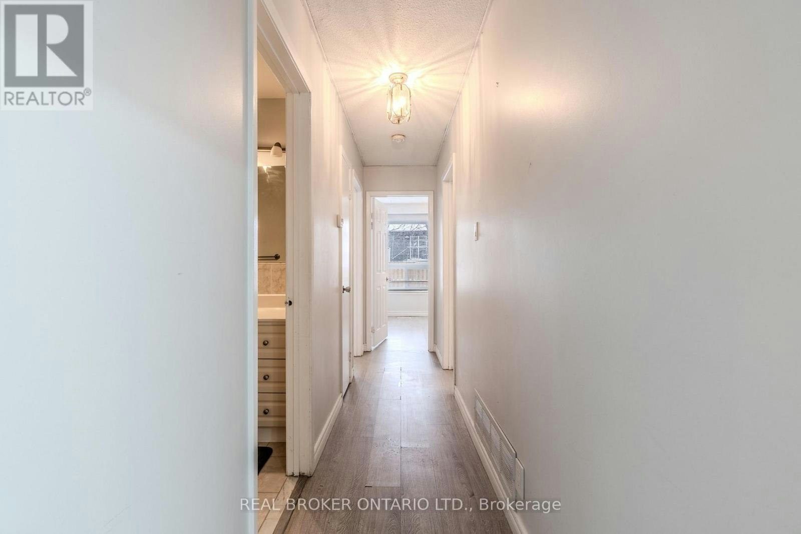 UPPER-23 Lebos Road, Toronto, ON, M2H 2L8 - 18