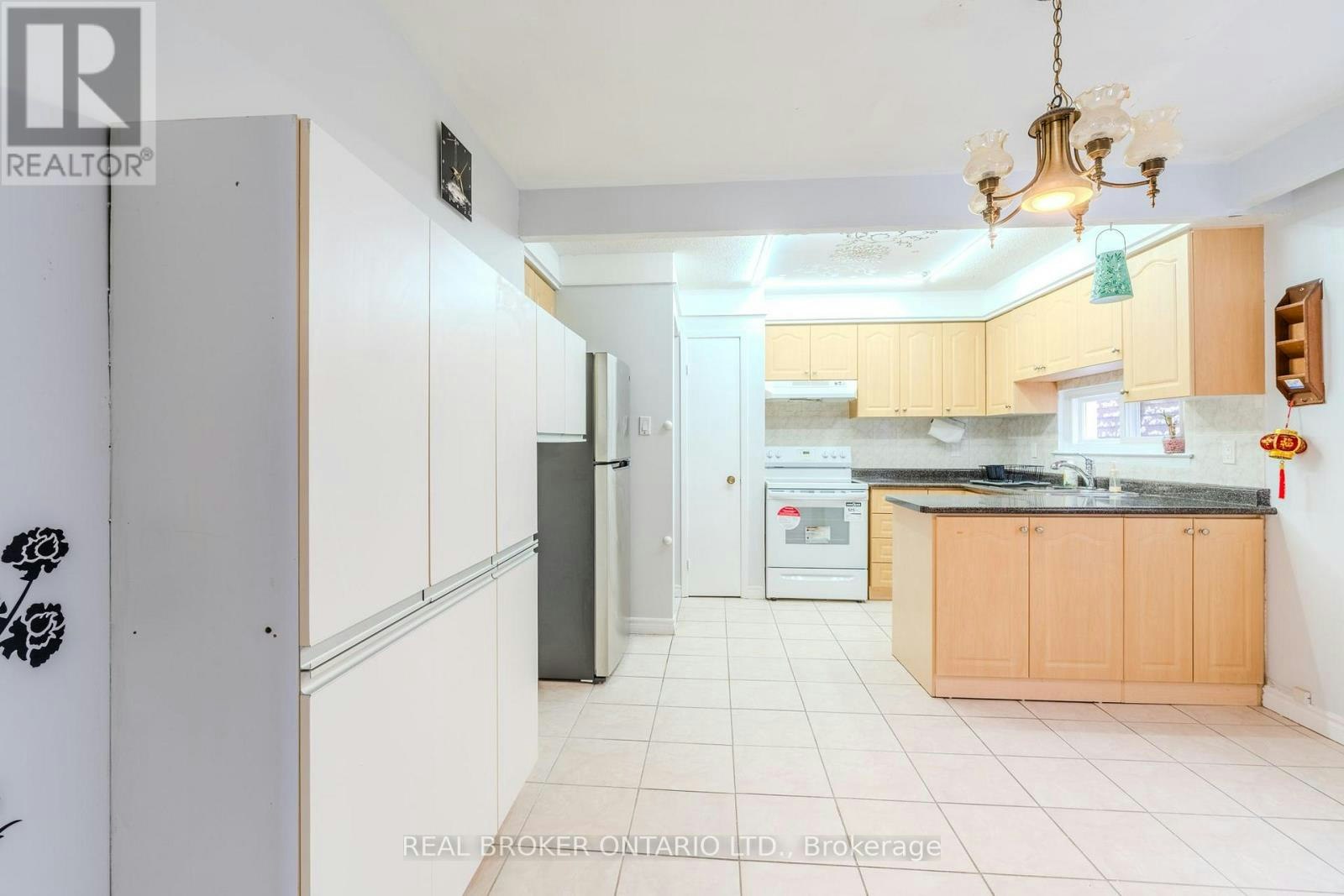 UPPER-23 Lebos Road, Toronto, ON, M2H 2L8
