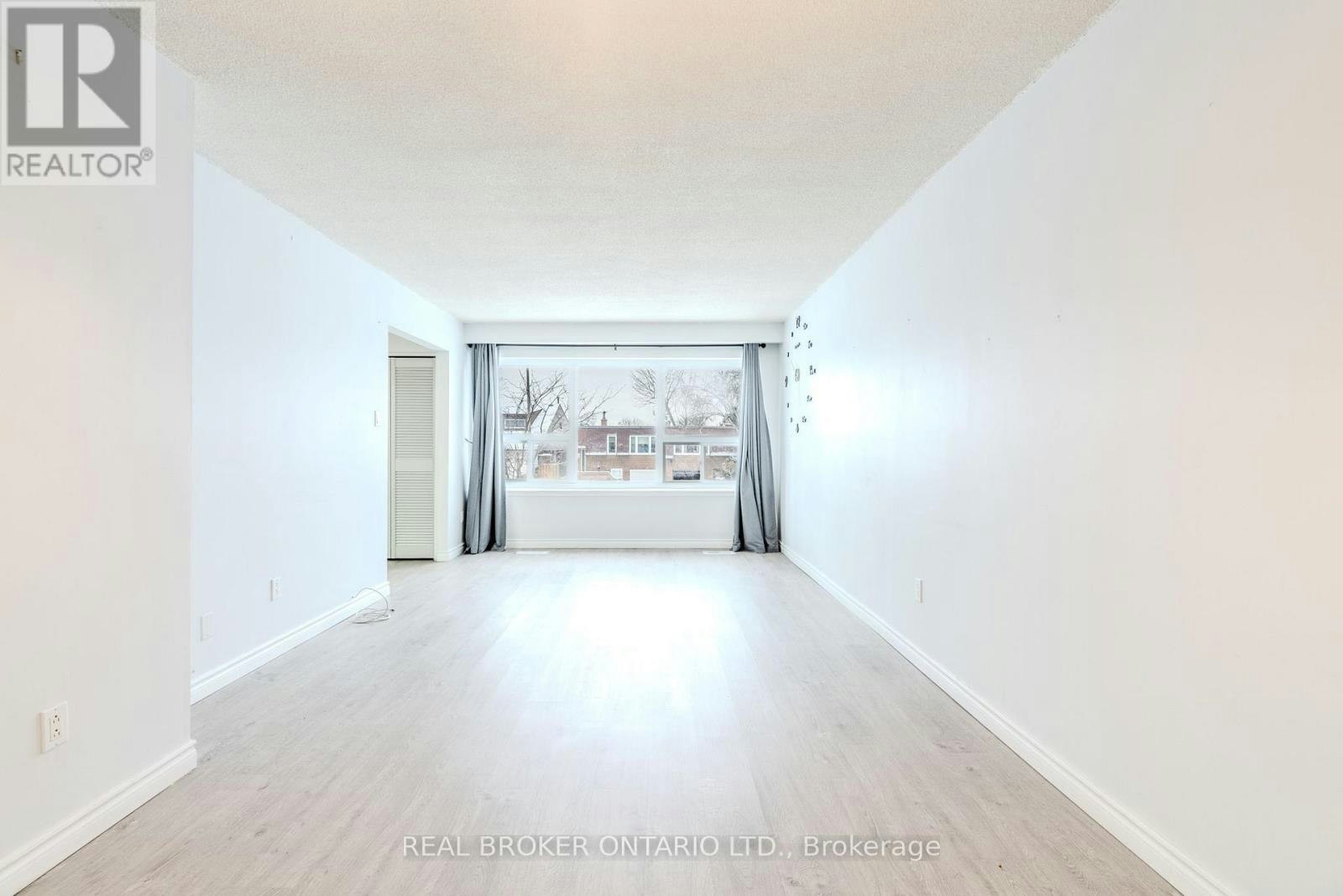 UPPER-23 Lebos Road, Toronto, ON, M2H 2L8 - 8
