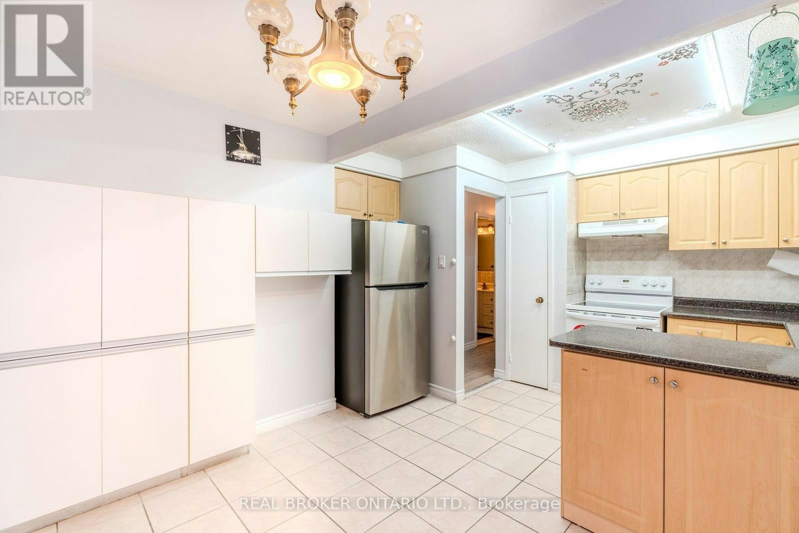 UPPER-23 Lebos Road, Toronto, ON, M2H 2L8 - 12