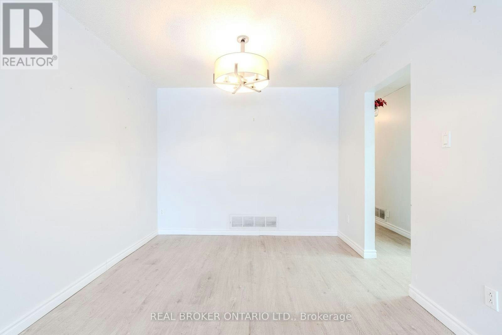 UPPER-23 Lebos Road, Toronto, ON, M2H 2L8 - 6
