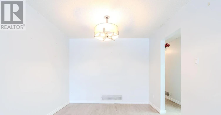 UPPER-23 Lebos Road, Toronto, ON, M2H 2L8 - 6
