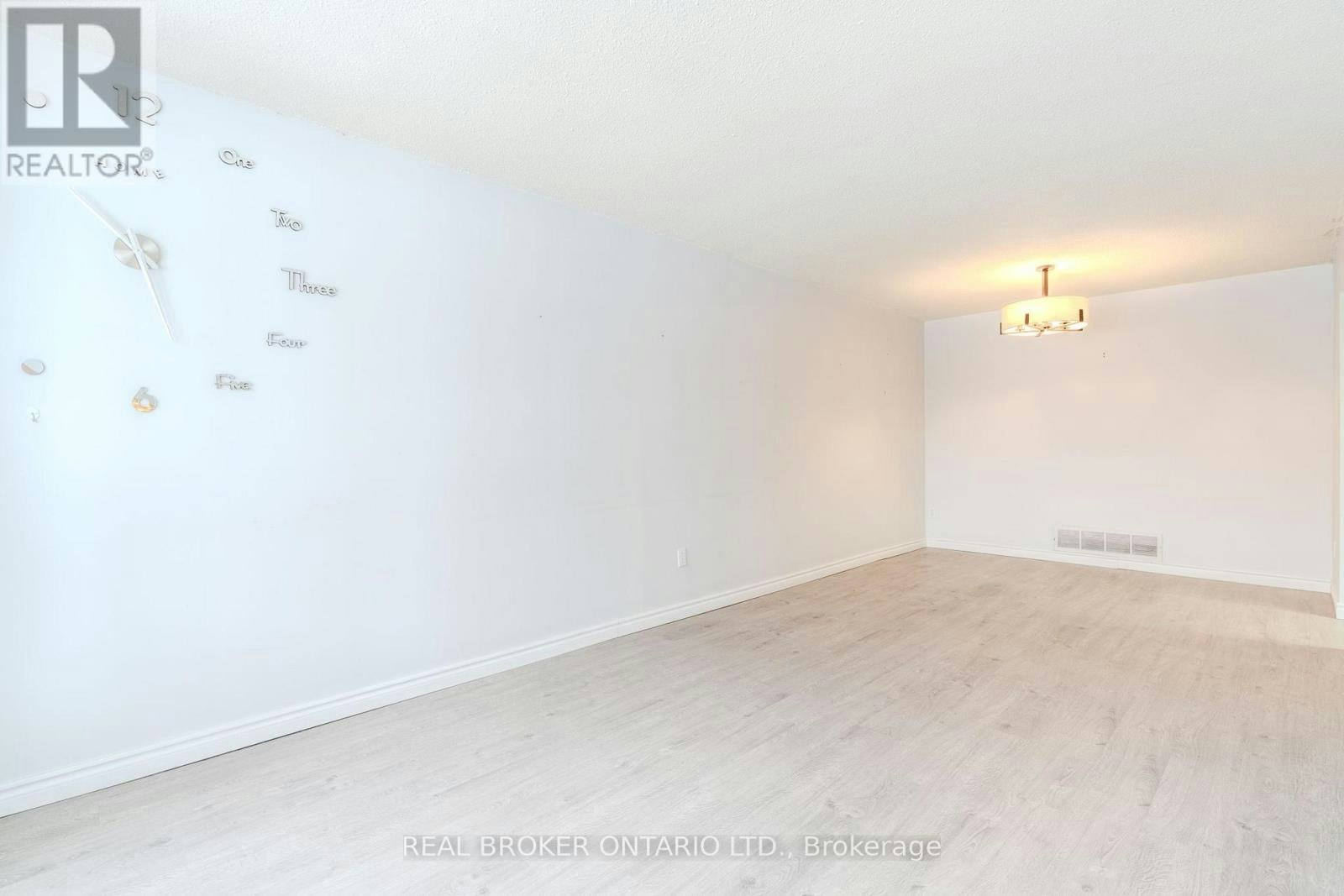 UPPER-23 Lebos Road, Toronto, ON, M2H 2L8 - 4