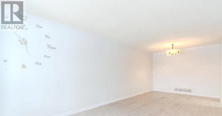 UPPER-23 Lebos Road, Toronto, ON, M2H 2L8 - 4