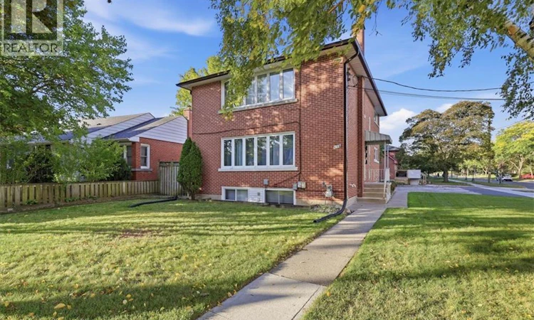 115 Roxborough Avenue
