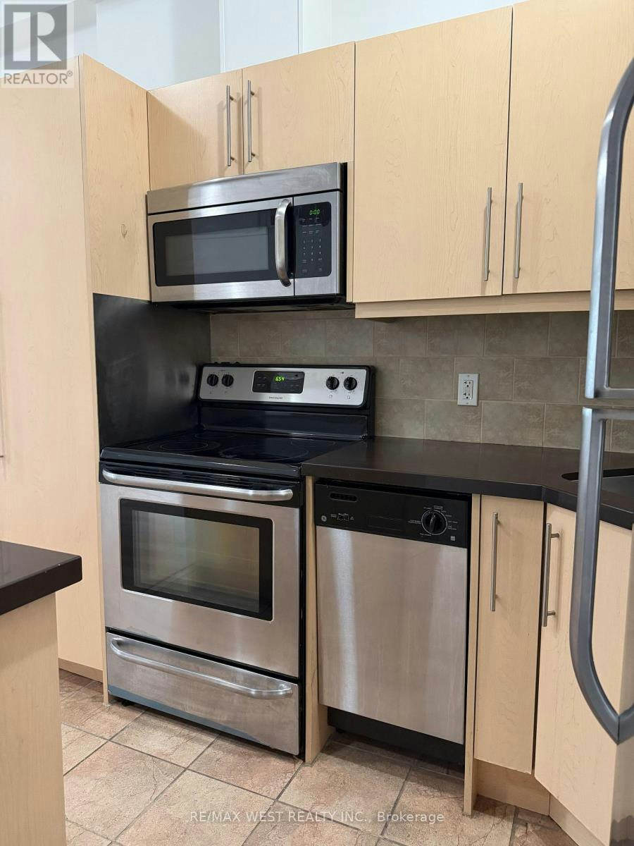 UPPER Unit 1090a Bloor Street W, Toronto, ON, M6H 1M6 - 6