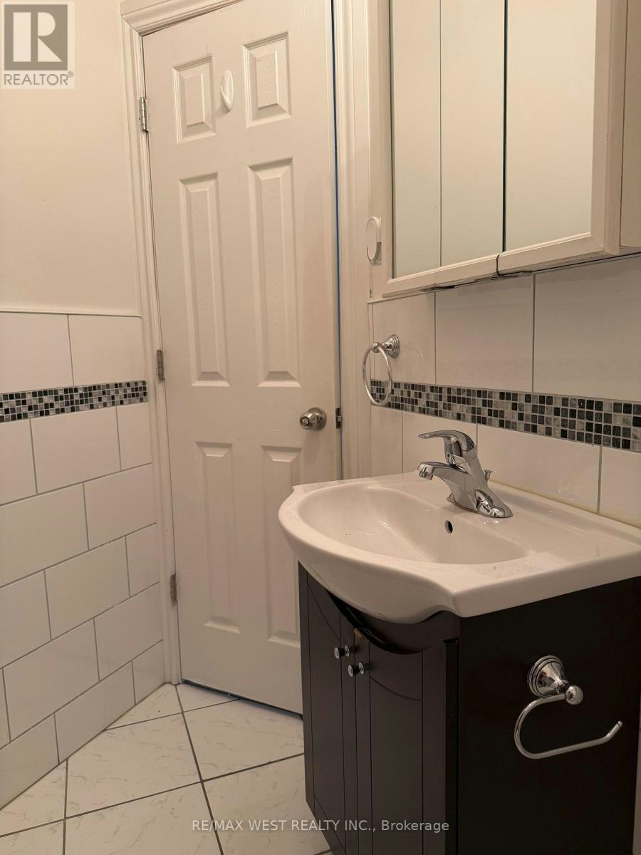 UPPER Unit 1090a Bloor Street W, Toronto, ON, M6H 1M6 - 4