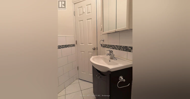 UPPER Unit 1090a Bloor Street W, Toronto, ON, M6H 1M6 - 4