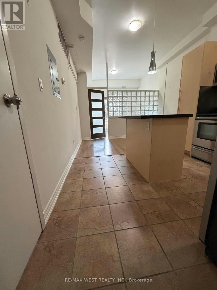UPPER Unit 1090a Bloor Street W, Toronto, ON, M6H 1M6