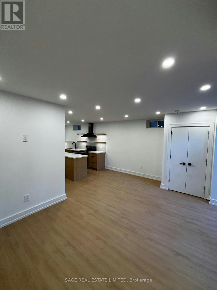 WALK OUT-22 Austin Terrace, Toronto, ON, M5R 1X9 - 6