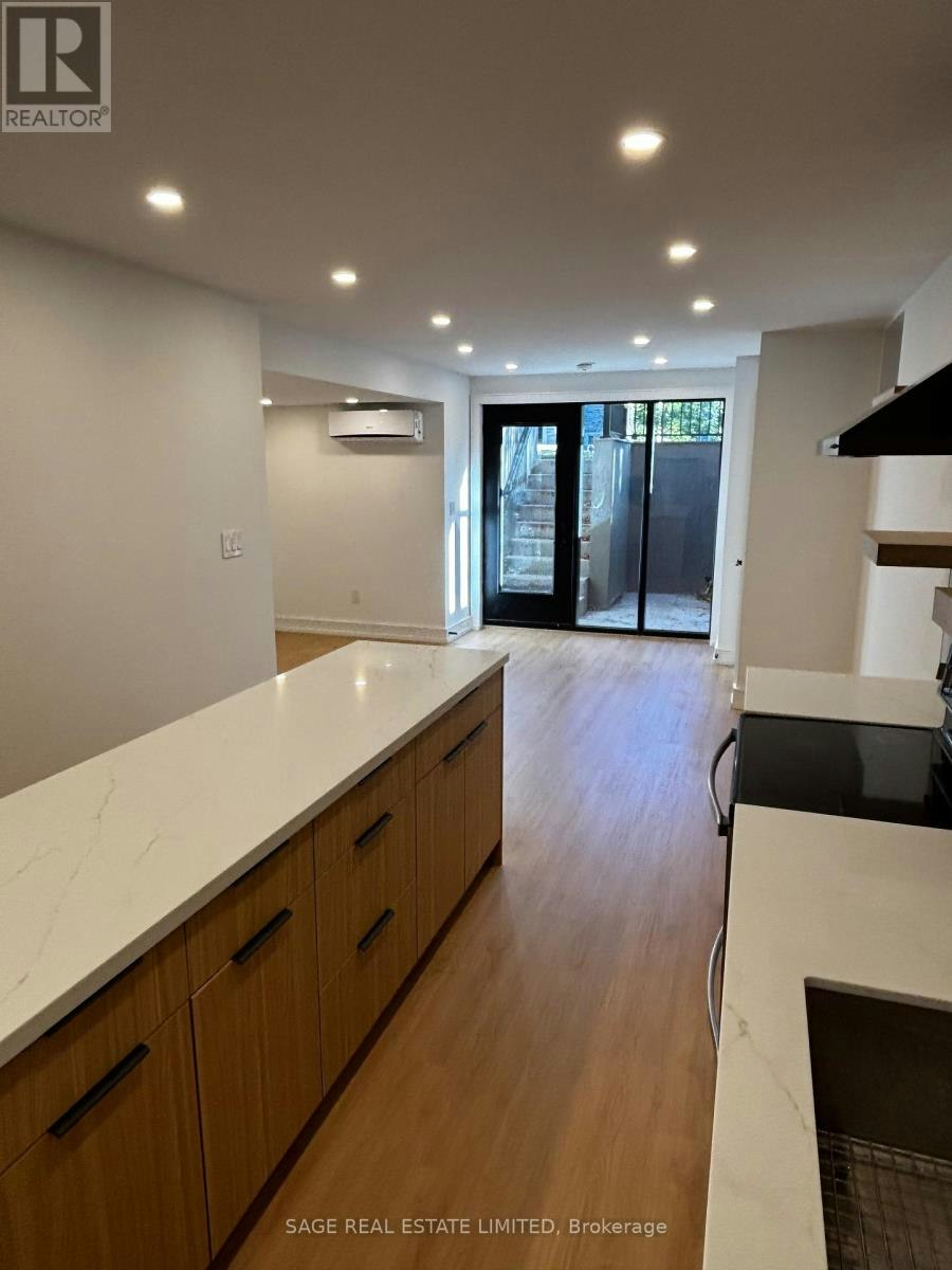 WALK Out 22a Austin Terrace, Toronto, ON, M5R 1X9 - 8