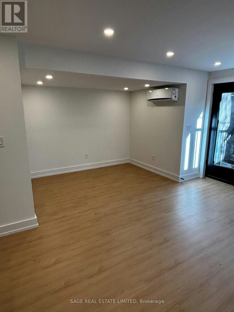WALK Out 22a Austin Terrace, Toronto, ON, M5R 1X9 - 5