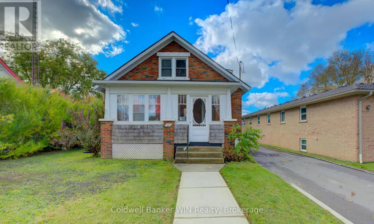 160 Queen Street E