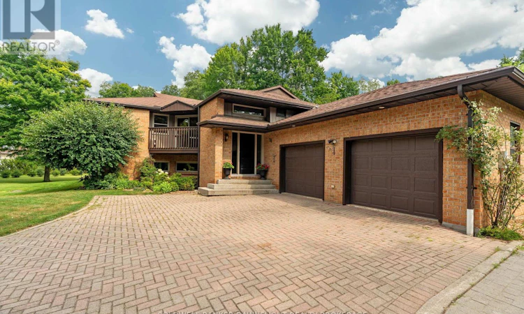 16 Lansdowne Park Crescent