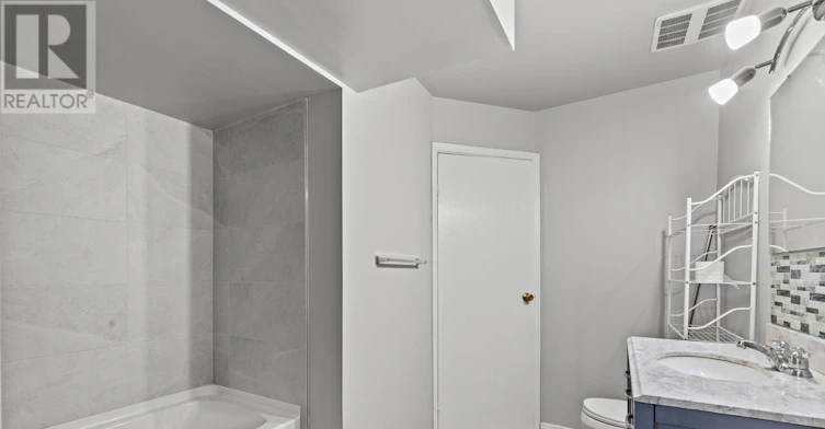 UPPER-15 Mccormick Street, Welland, ON, L3C 4L8 - 15