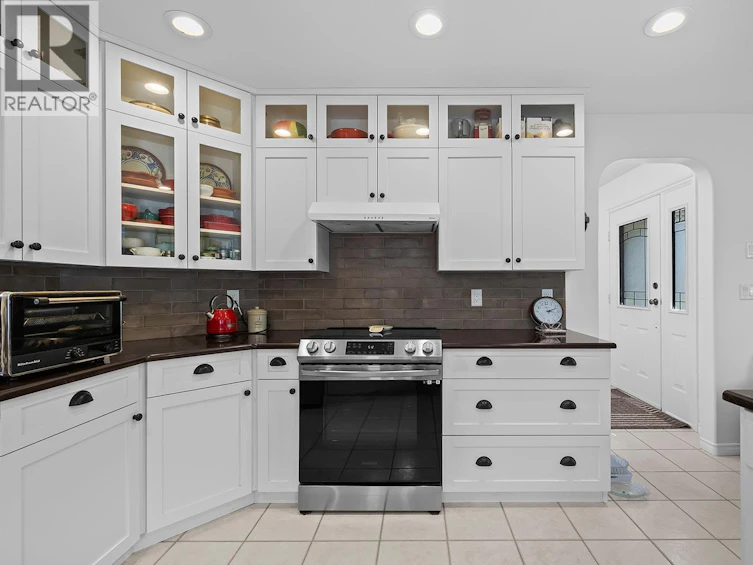 3889 Gallaghers Grange, Kelowna, BC, V1W 3Z9 - 8