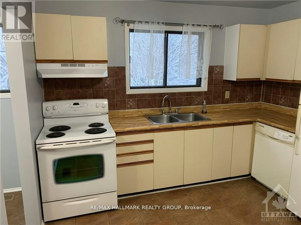 23 Black Forest Lane, Ottawa, ON, K2H 9E6 - 9