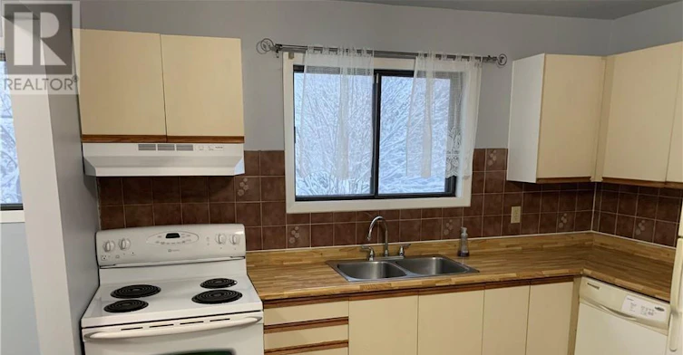 23 Black Forest Lane, Ottawa, ON, K2H 9E6 - 9