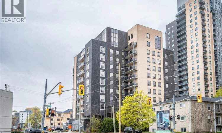 404-8 Hickory Street W