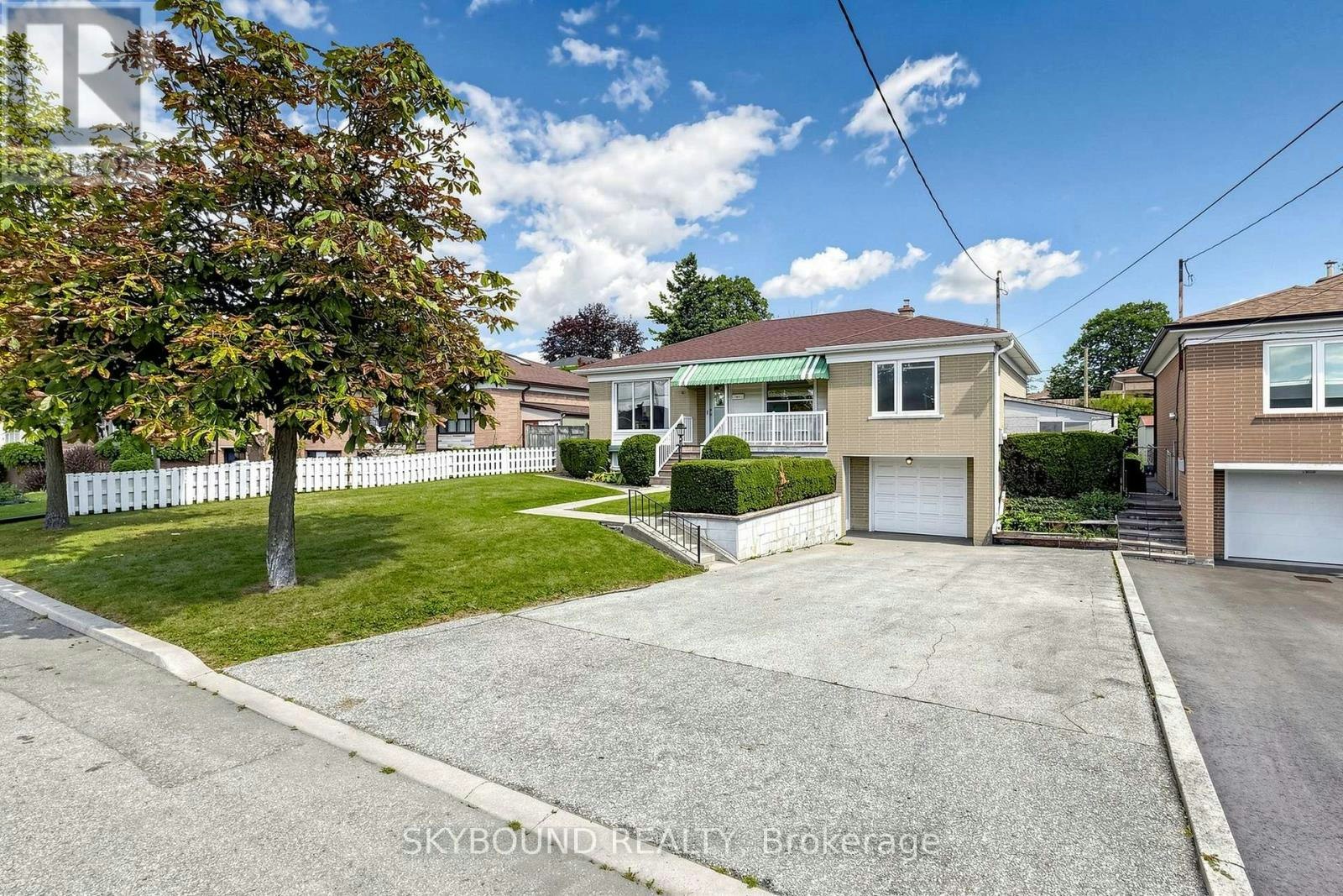 13 Liscombe Road, Toronto, ON, M6L 2Z9