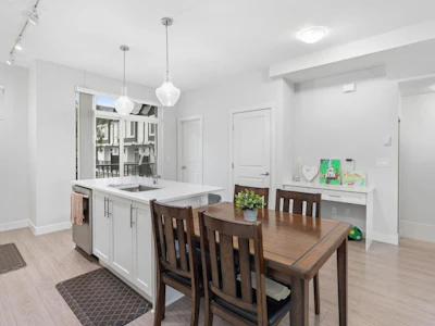 147-6030 142 Street - 4