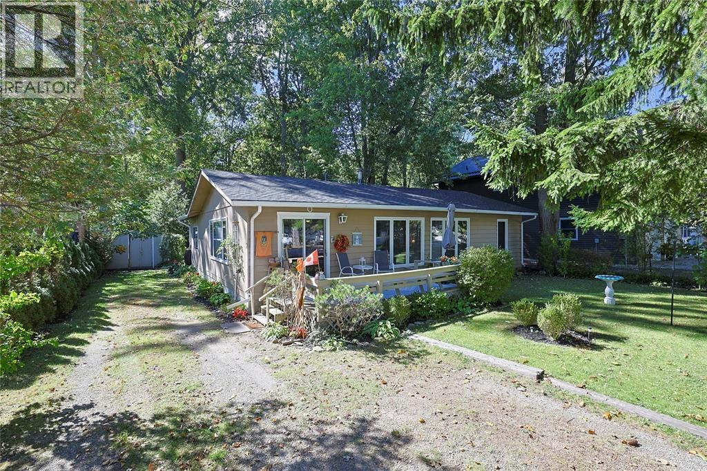 9906 Lake Road, Lambton Shores, ON, N0N 1J1
