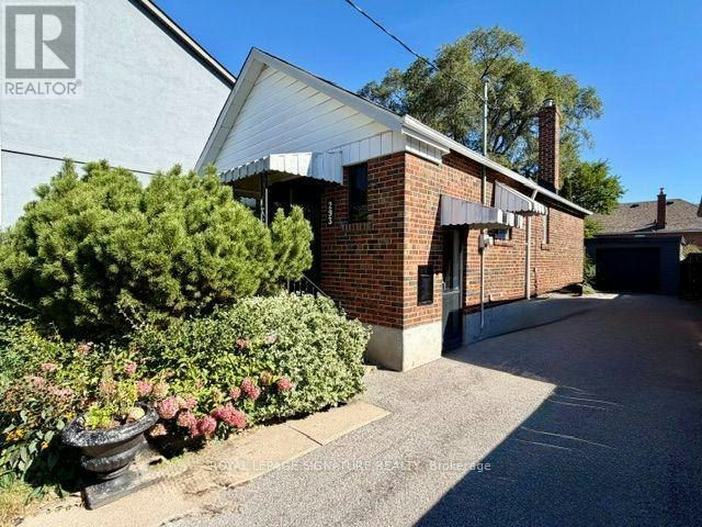 293 Glebemount Avenue, Toronto, ON, M4C 3V4