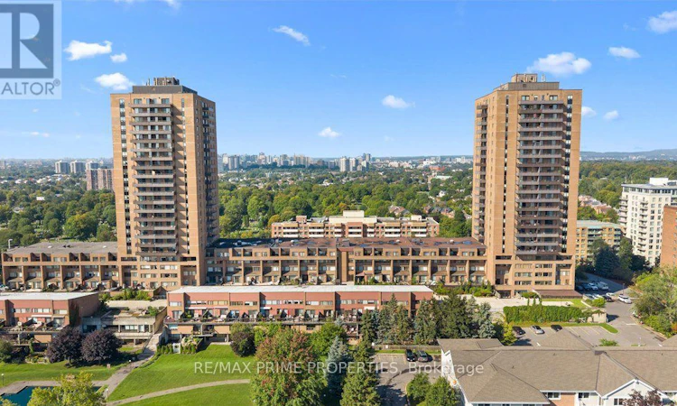 4-525 St. Laurent Boulevard