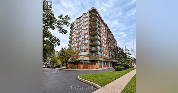 201-2200 Sherobee Road, Mississauga, ON, L5A 3Y3