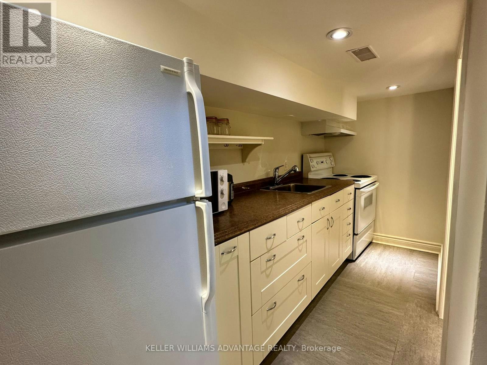 LOWER-256 Woodbine Avenue, Toronto, ON, M4L 3P2 - 6