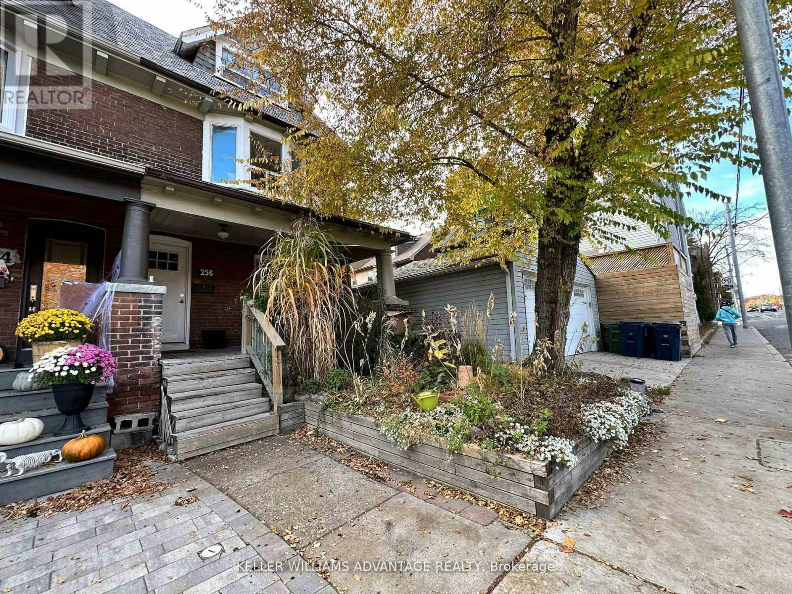 LOWER-256 Woodbine Avenue, Toronto, ON, M4L 3P2