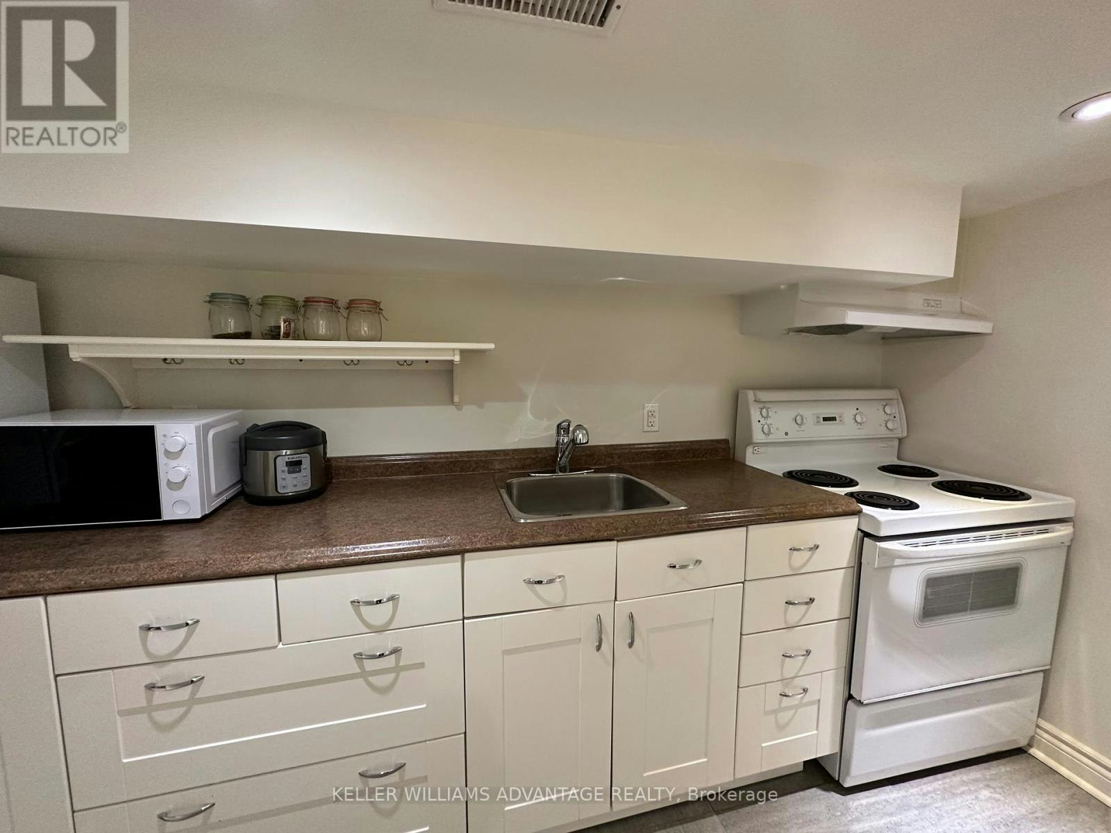 LOWER-256 Woodbine Avenue, Toronto, ON, M4L 3P2 - 5
